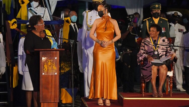 Mia Mottley, Rihanna y Sandra Mason en la ceremonia en la que Barbados se convirtió en una república