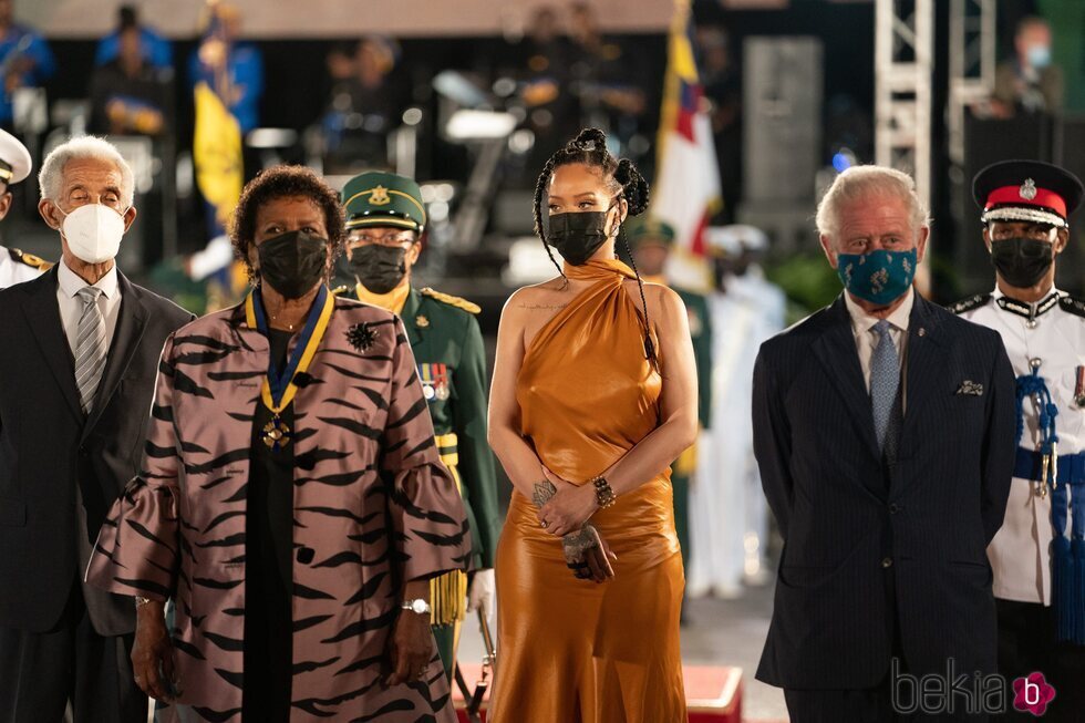 Garfield Sobers, Sandra Mason, Rihanna y el Príncipe Carlos en la ceremonia en la que Barbados se convirtió en una república