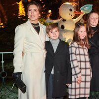 Mary de Dinamarca con sus hijos Isabel, Vicente y Josefina de Dinamarca en el estreno del ballet 'La Reina de las Nieves'