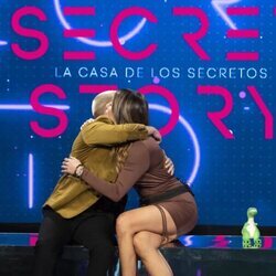 Miguel Frigenti y Cristina Porta se abrazan en la gala 12 de 'Secret Story'