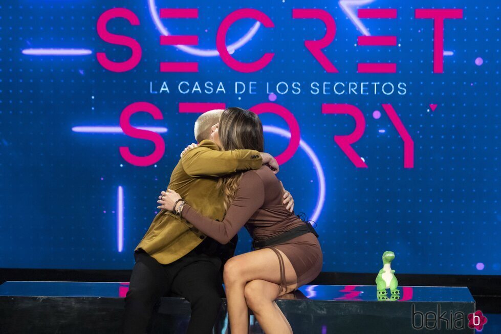 Miguel Frigenti y Cristina Porta se abrazan en la gala 12 de 'Secret Story'