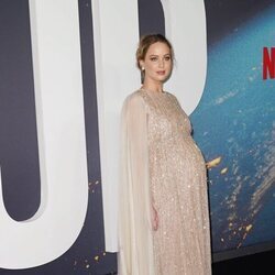 Jennifer Lawrence luciendo embarazo en el estreno de 'No mires arriba'