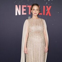 Jennifer Lawrence posando embarazada en el estreno de 'No mires arriba'
