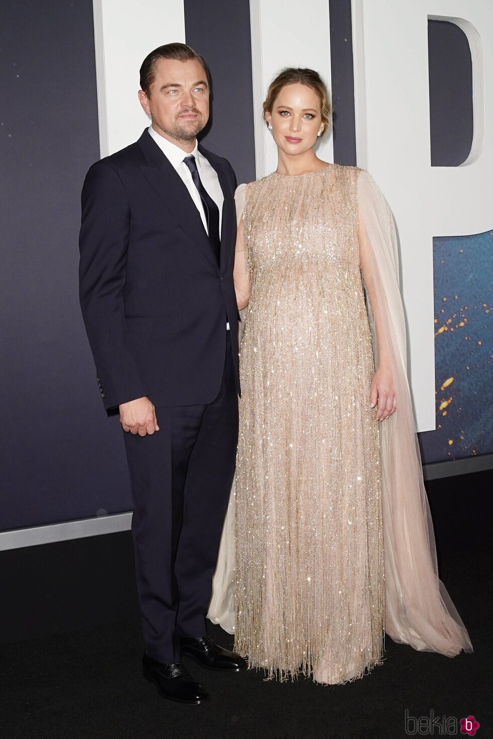 Jennifer Lawrence posando embarazada con Leonardo DiCaprio en el estreno de 'No mires arriba'