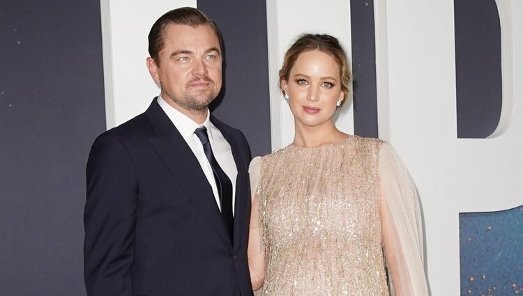 Jennifer Lawrence posando embarazada con Leonardo DiCaprio en el estreno de 'No mires arriba'