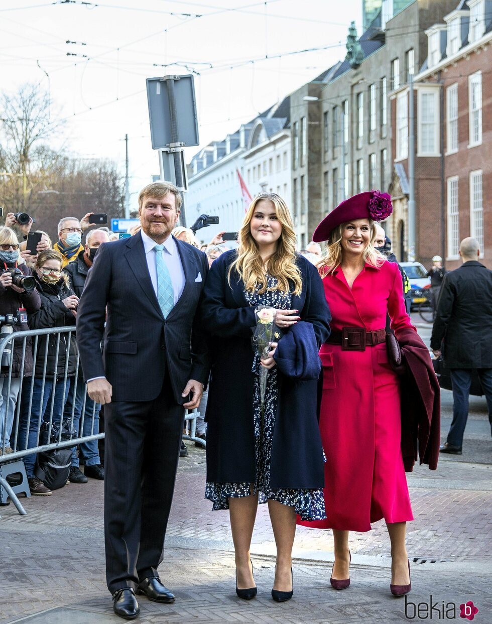 Amalia de Holanda con sus padres en su entrada en el Consejo de Estado