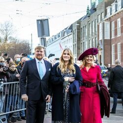 Amalia de Holanda con sus padres en su entrada en el Consejo de Estado