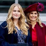 Amalia de Holanda con Máxima de Holanda en su entrada en el Consejo de Estado