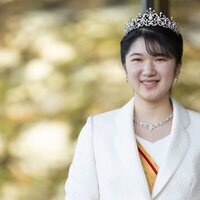 Aiko de Japón con tiara en la ceremonia por su mayoría de edad