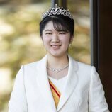 Aiko de Japón con tiara en la ceremonia por su mayoría de edad