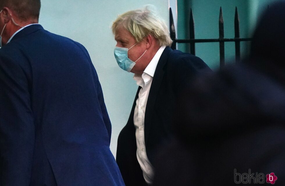 Boris Johnson, yendo al hospital para estar con Carrie Symonds y su hija recién nacida
