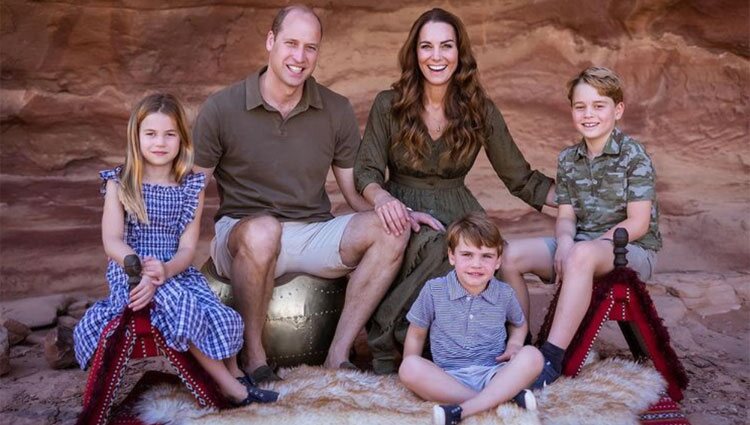 El Príncipe Guillermo y Kate Middleton con sus hijos en Jordania