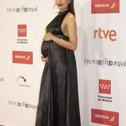 Hiba Abouk posando embarazada en los Premios Forqué 2021