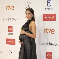 Hiba Abouk posando embarazada en los Premios Forqué 2021