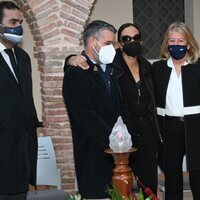Claudia Rodríguez, viuda de Manolo Santana, acompañada por algunas amistades en la capilla ardiente del fallecido
