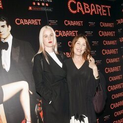 Verónica Forqué y su hija María en el estreno de 'Cabaret'