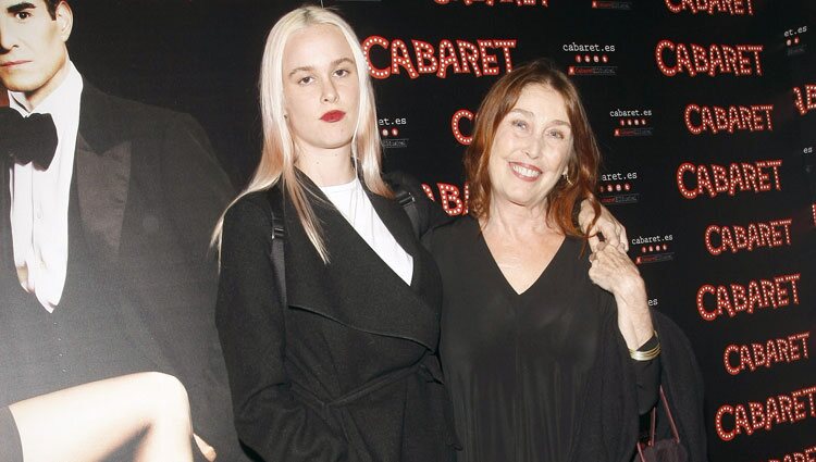 Verónica Forqué y su hija María en el estreno de 'Cabaret'