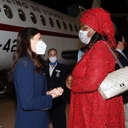 La Reina Letizia, recibida por la Primera Dama de Senegal a su llegada al Aeropuerto Internacional de Blaise Diagne