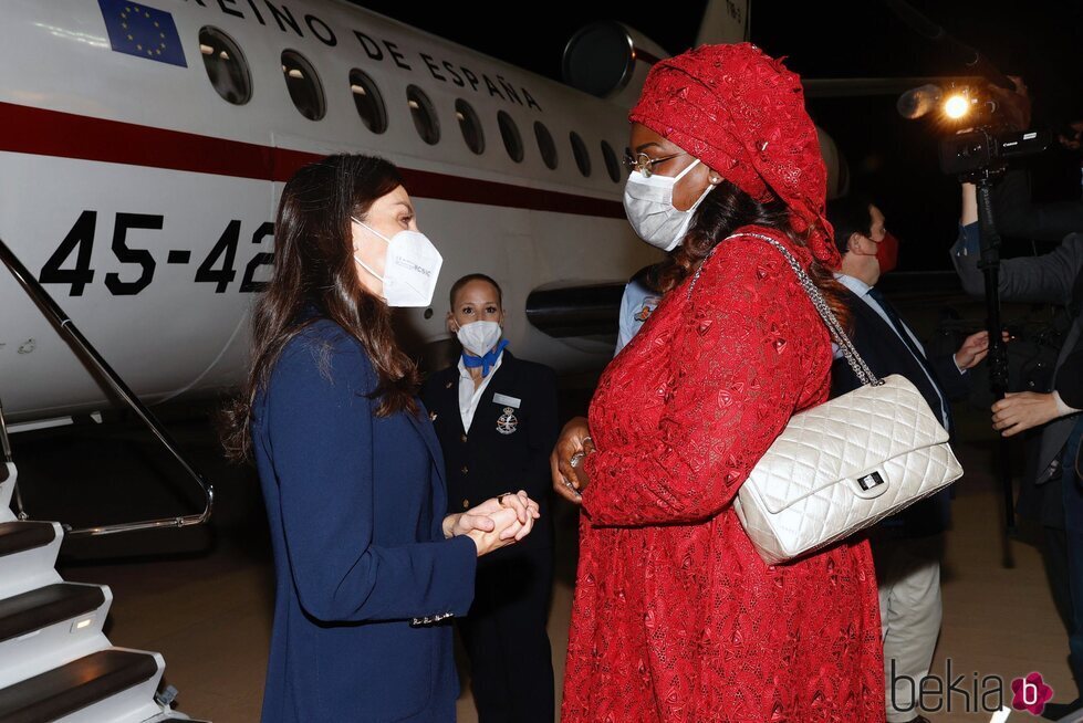 La Reina Letizia, recibida por la Primera Dama de Senegal a su llegada al Aeropuerto Internacional de Blaise Diagne