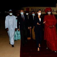 La Reina Letizia y la Primera Dama de Senegal hablando en el Aeropuerto Internacional de Blaise Diagne