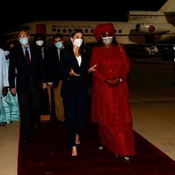 La Reina Letizia y la Primera Dama de Senegal hablando en el Aeropuerto Internacional de Blaise Diagne