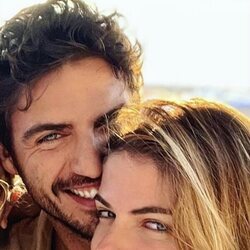 Maxi Iglesias y Stephanie Cayo, sonrientes entre abrazos
