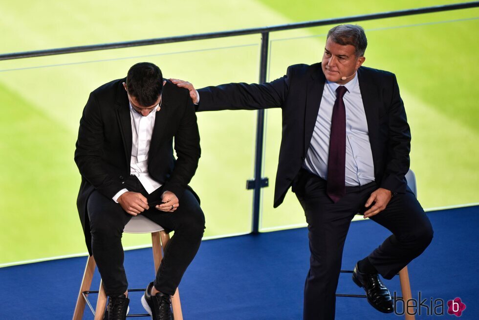 Kun Agüero, emocionado en despedida del fútbol profesional en el Camp Nou y apoyado por Laporta