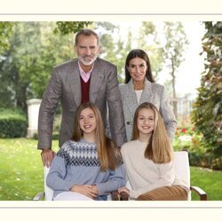 Los Reyes Felipe y Letizia, la Princesa Leonor y la Infanta Sofía en un posado familiar para felicitar la Navidad 2021