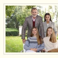 Los Reyes Felipe y Letizia, la Princesa Leonor y la Infanta Sofía en un posado familiar para felicitar la Navidad 2021