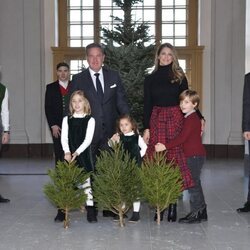 Magdalena de Suecia y Chris O'Neill con sus tres hijos en la recogida de árboles de Navidad