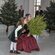 Magdalena de Suecia y su hija Adrienne de Suecia en la recogida de árboles de Navidad