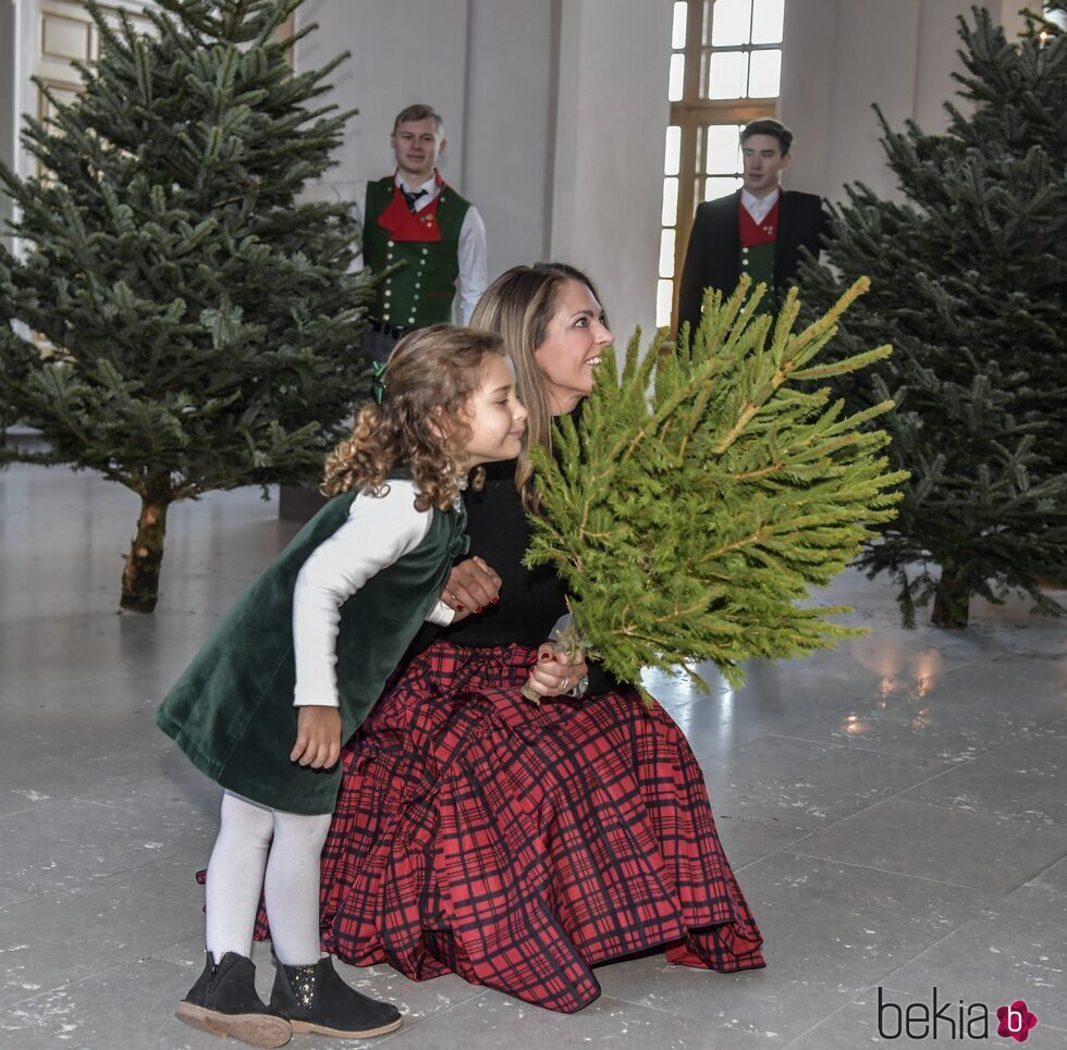 Magdalena de Suecia y su hija Adrienne de Suecia en la recogida de árboles de Navidad