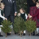 Leonor, Nicolás y Adrienne de Suecia en la recogida de árboles de Navidad
