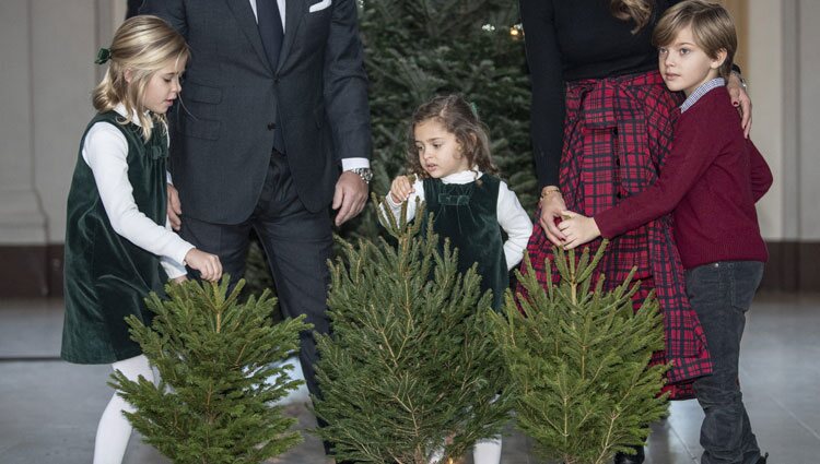 Leonor, Nicolás y Adrienne de Suecia en la recogida de árboles de Navidad