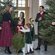 Magdalena de Suecia y sus hijos Nicolás de Suecia y Adrienne de Suecia en la recogida de árboles de Navidad