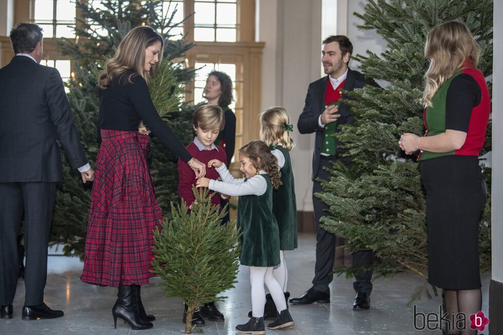 Magdalena de Suecia y sus hijos Nicolás de Suecia y Adrienne de Suecia en la recogida de árboles de Navidad