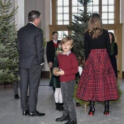 Nicolás de Suecia en la recogida de árboles de Navidad