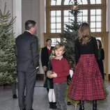 Nicolás de Suecia en la recogida de árboles de Navidad