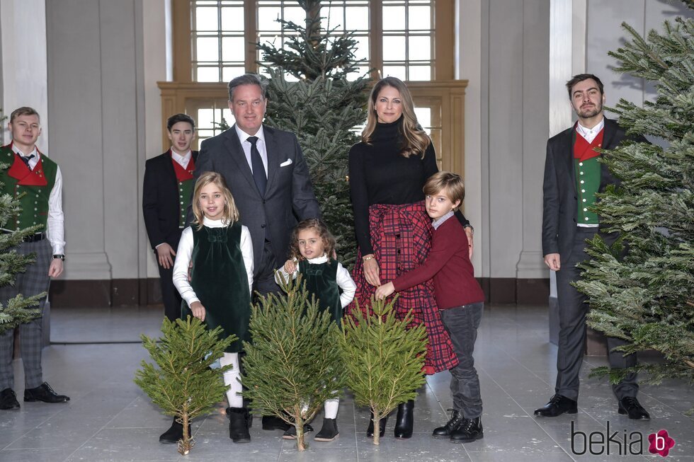 Magdalena de Suecia y Chris O'Neill con Leonor, Nicolás y Adrienne de Suecia en la recogida de árboles de Navidad