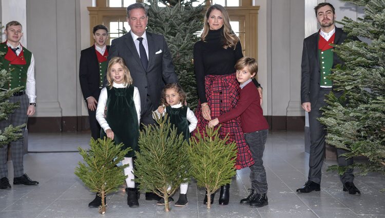 Magdalena de Suecia y Chris O'Neill con Leonor, Nicolás y Adrienne de Suecia en la recogida de árboles de Navidad