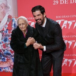 Miguel Ángel Muñoz con su tata en la presentación de '100 días con la tata' en el Cine Capitol de Madrid