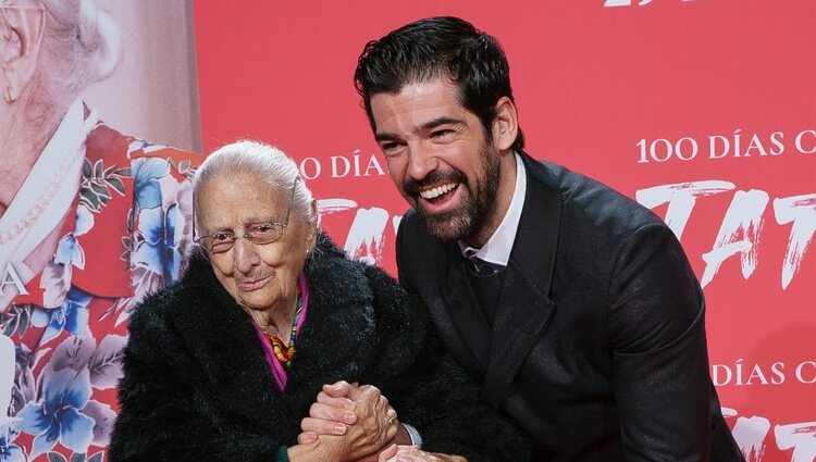 Miguel Ángel Muñoz con su tata en la presentación de '100 días con la tata' en el Cine Capitol de Madrid