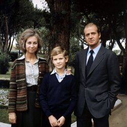 Los Reyes Juan Carlos y Sofía con el Rey Felipe cuando era pequeño