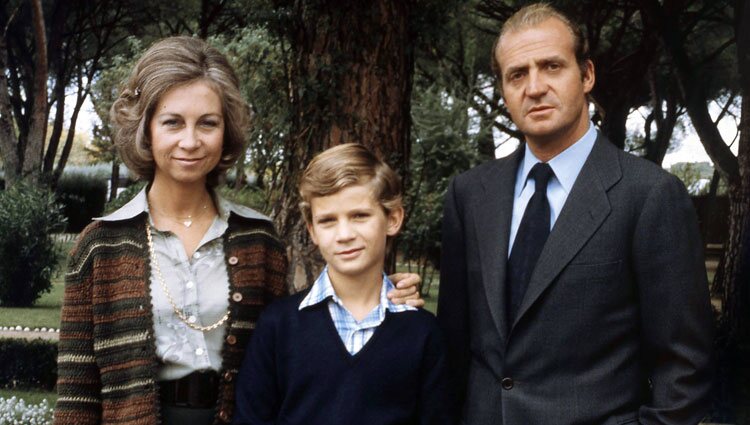 Los Reyes Juan Carlos y Sofía con el Rey Felipe cuando era pequeño