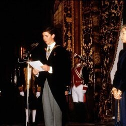 El Rey Felipe leyendo un discurso en su mayoría de edad ante los Reyes Juan Carlos y Sofía