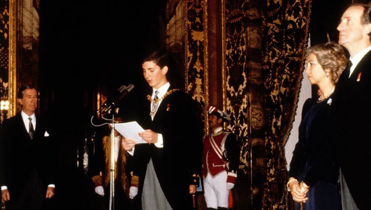 El Rey Felipe leyendo un discurso en su mayoría de edad ante los Reyes Juan Carlos y Sofía