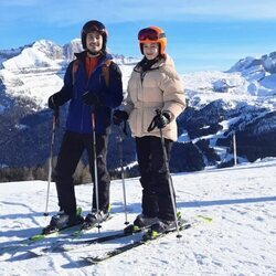 Úrsula Corberó y Chino Darín esquiando en Madonna di Campiglio, Italia