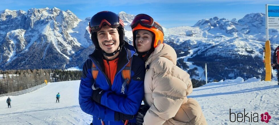 Chino Darín y Úrsula Corberó esquiando en Madonna di Campiglio, Italia