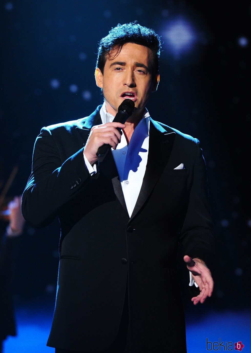 Carlos Marín sobre el escenario durante un concierto
