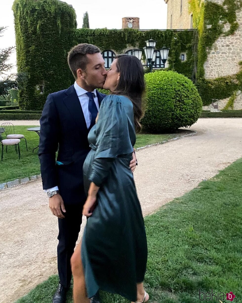 Laura Matamoros y Benji Aparicio se besan en una boda
